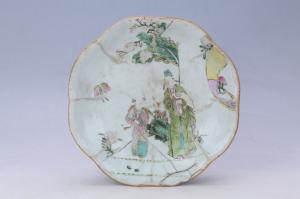 002203“元记”款粉彩人物纹花口盘