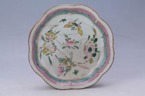 002204粉彩花蝶纹花口盘