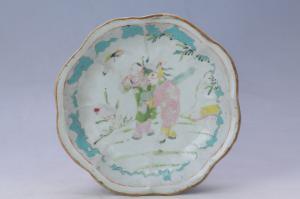 002205粉彩人物纹花口盘