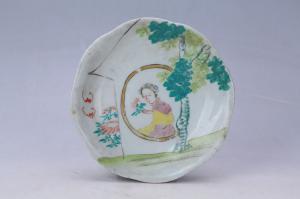 002207粉彩人物纹花口盘