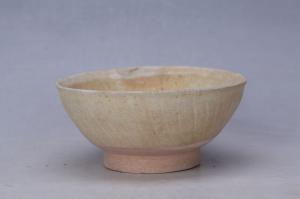 002404青白釉刻花菊瓣纹碗
