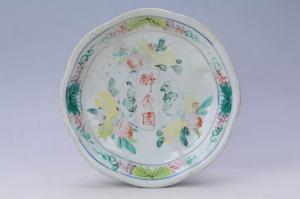 002212“醉桃园”粉彩花卉纹花口盘