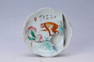 002215“永华督造”“时在丁卯春月作”款釉上彩猴子摘桃图盘