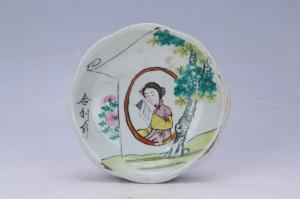 002218“桂记置”“合利作”款釉上彩人物纹花口盘