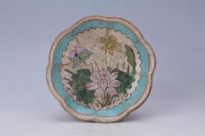 002222粉彩花蝶纹花口盘