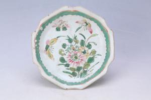 002223粉彩花蝶纹花口盘