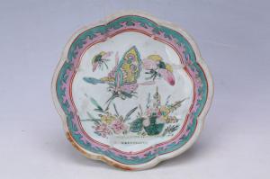 002224“泰合兴造”款粉彩花蝶纹花口盘