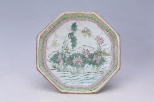 002225“信利”款釉上五彩花蝶纹八角盘