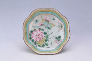002226粉彩花蝶纹花口盘