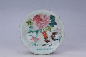 002232釉上彩牡丹公鸡纹花口盘
