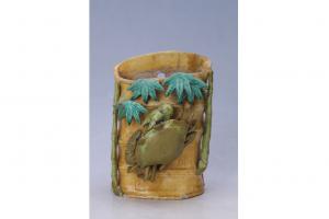 002243石湾窑彩釉贴塑竹蟹壁瓶