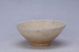 002443青白釉刻花菊瓣纹碗