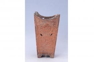 002260红陶镂花壁瓶