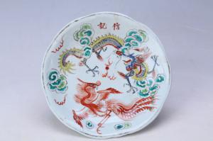 002268“信记”款釉上彩龙凤纹花口盘