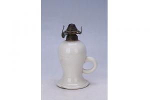 002707“美孚行”白釉煤油灯