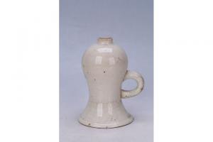 002716“美孚行”款白釉油灯座