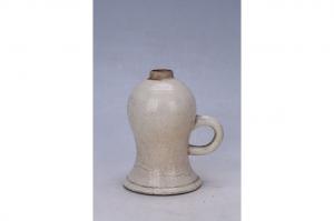 002718“美孚行”款白釉油灯座