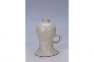 002728“美孚行”款白釉油灯座