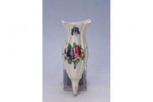 002746五彩花蝶纹壁瓶