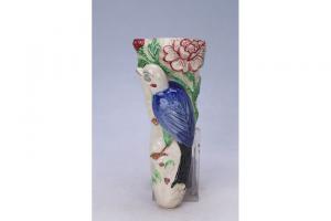 002748“腾合造”款彩塑鹦鹉壁瓶