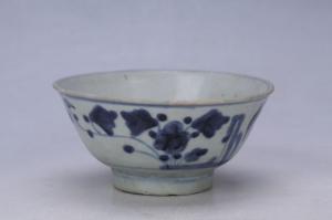 002568“仁兴”款青花花卉纹碗
