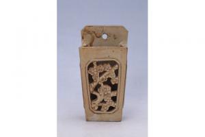 002762褐釉镂空梅花纹筷子筒