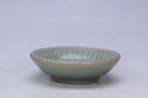 002592青釉刻花花瓣纹碟