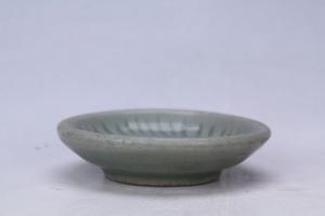 002597青釉刻花菊瓣纹碟