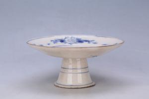 002792“和丰公记”款蓝彩花卉纹高足盘