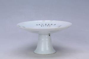 002798“中国陶如玉”“源成昌宝行惠存合兴利敬赠”款釉上彩人物纹高足盘