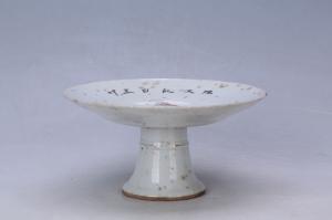 002801“陈波记自置卅二年秋”釉上彩莲池纹高足盘