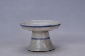 002806“饮和食德”白釉蓝彩高足盘