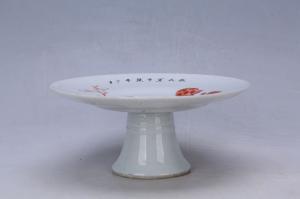 002807“振民置于饶平卅二夏”款矾红彩花鸟纹高足盘