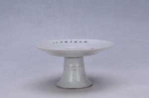 002808“振民置于饶平卅二夏”款矾红彩花鸟纹高足盘