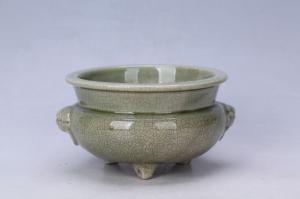 002621绿哥釉铺首三足炉