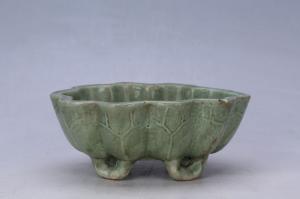 002809青釉荷叶形四足花盆