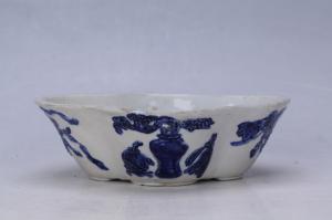 002824“荣兴”款蓝彩博古纹四足花盆