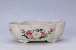 002825五彩花卉纹四足花盆