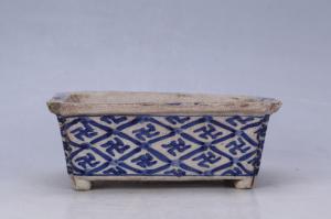 002831“荣兴”款青花锦地纹长方倭角四足花盆