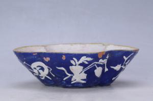 002832“渍记”款蓝地白花花盆