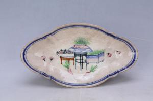 002904青花红绿彩博古纹海棠式盘