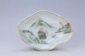 002906“玉顺造”款釉上彩山水纹海棠式盘