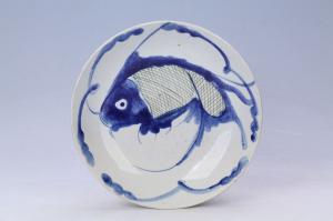 002911“昌记”款蓝绿彩鱼纹盘