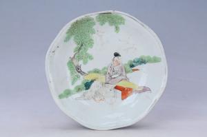 002931釉上五彩人物纹花口盘