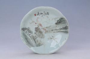 002932“玉顺造”款釉上彩山水纹花口盘