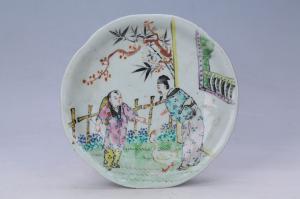 002939“怡楼督造”款粉彩人物纹花口盘