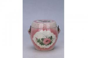 002692“潮州商店”款红釉开光五彩花卉纹双系盖罐