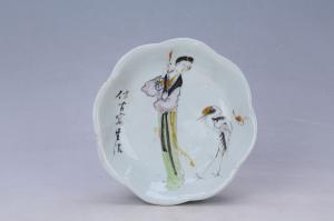 002945“仁玉”款釉上彩人物纹花口盘