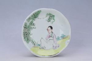 002946“玉顺制造”款釉上彩人物纹花口盘