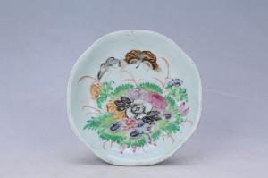 002948“永利督造”釉上彩花蝶纹花口盘